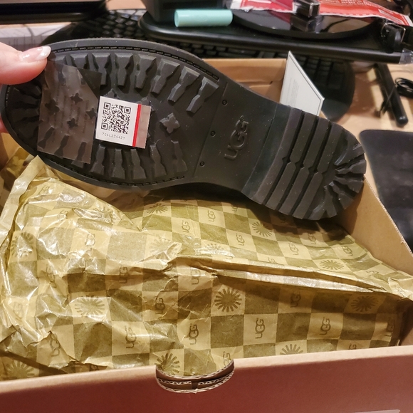 Brand New in box Ugg Australia women's Blayre II size 5 black boots - Picture 3 of 6